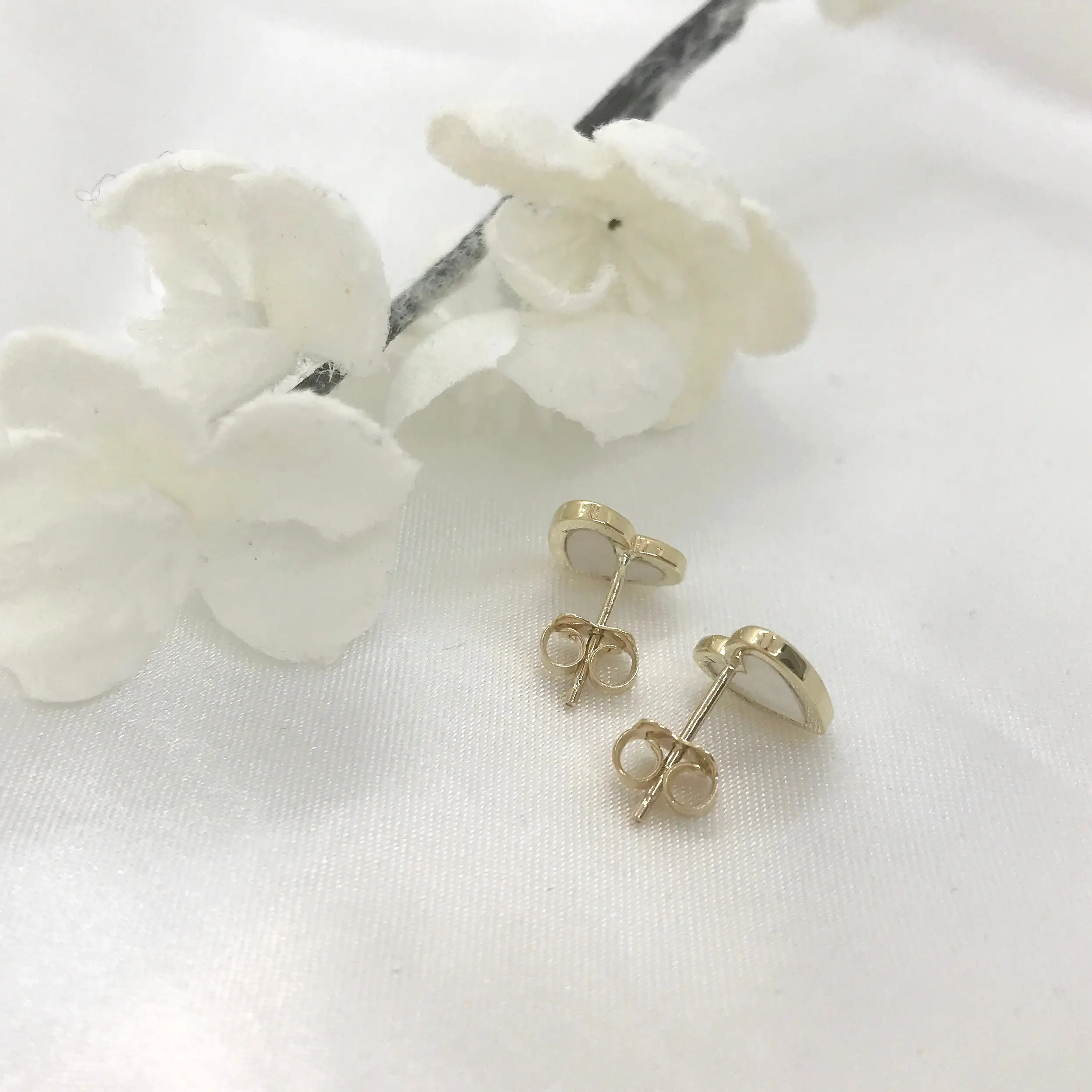 10k Gold Mother of Pearl Heart Stud Earrings