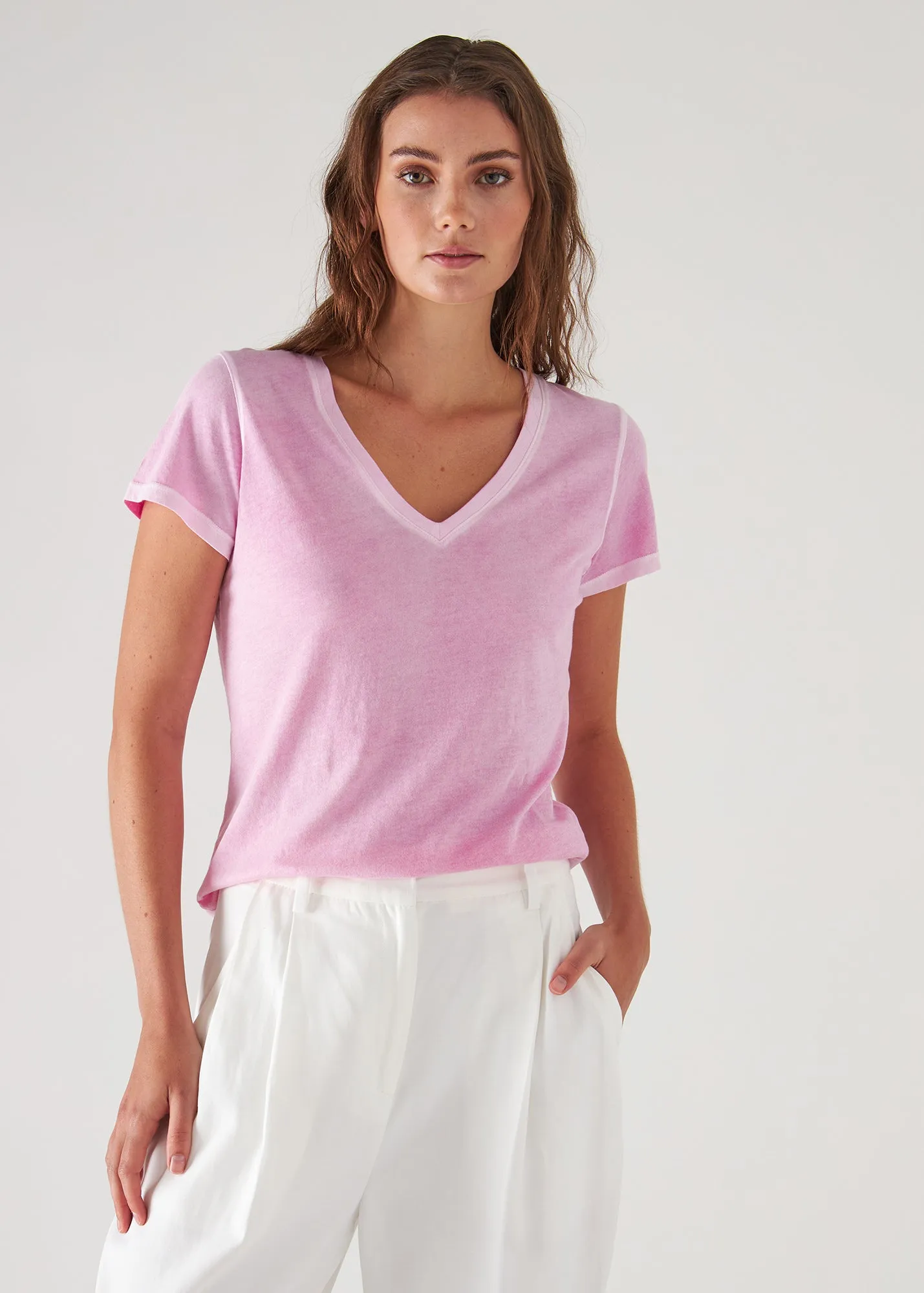 PIMA CLASSIC REVERSE SPRAY V-NECK TEE